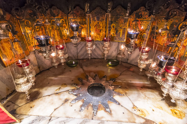 Una stella d'argento segna il luogo tradizionale della nascita di Gesù in una grotta sotto la Chiesa della Natività di Betlemme, Palestina
. - Foto, immagini