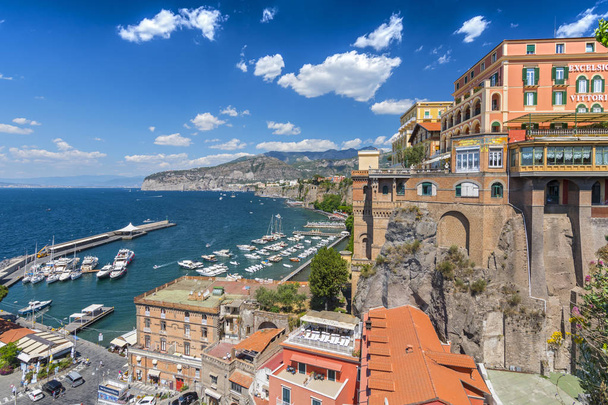 Widok na Marina Piccolo i Zatoka Neapol, Sorrento, neapolitański Riviera, Włochy. - Zdjęcie, obraz