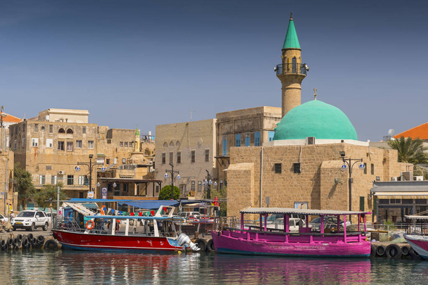 Λιμάνι του Akko (στρέμμα) με βάρκες, Τζαμί και η παλιά πόλη στο παρασκήνιο, Ισραήλ. - Φωτογραφία, εικόνα