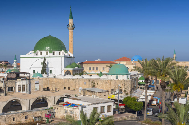 Straßenszene und die al jazzar Moschee in der Altstadt von akko (acre), israel. - Foto, Bild