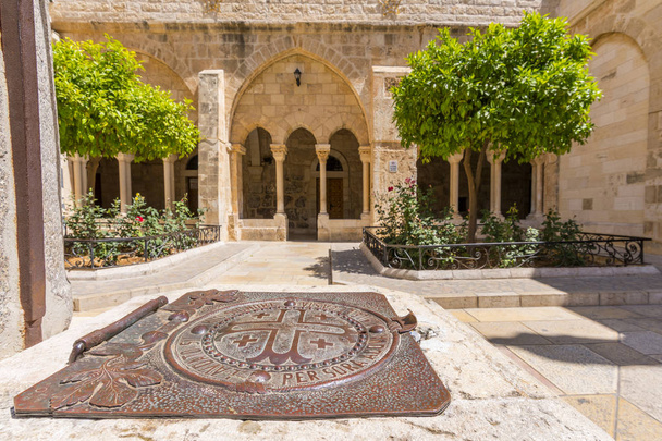 O pátio interno da Igreja da Natividade é cercado por belos terraços cobertos com colunas de pedra, Belém, Palestina
. - Foto, Imagem