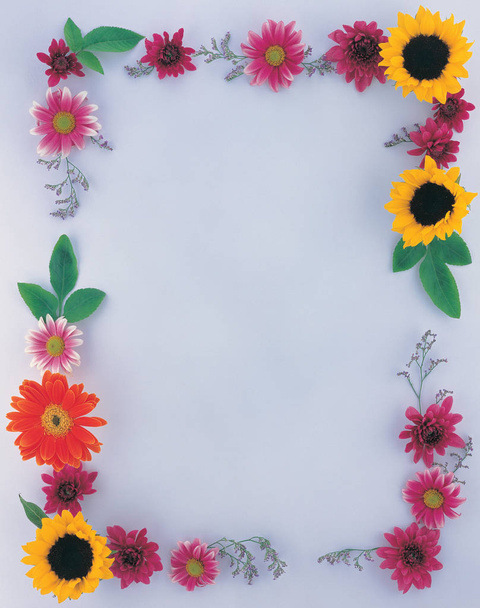 Rahmen aus Blumen und Blättern - Foto, Bild