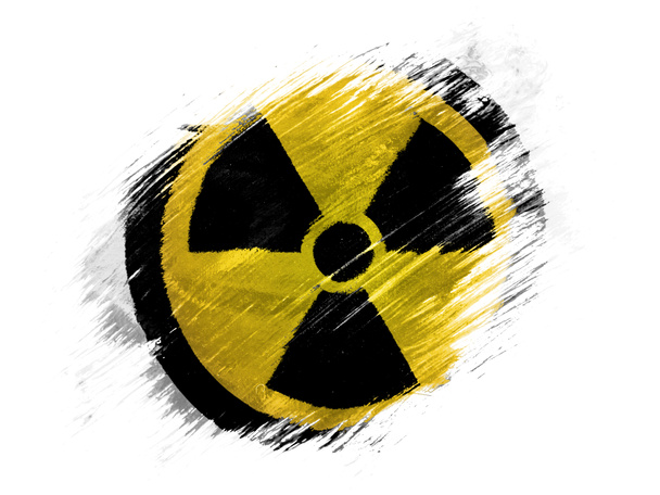 symbol promieniowania jądrowego malowane na malowane pędzlem na białym tle - Zdjęcie, obraz