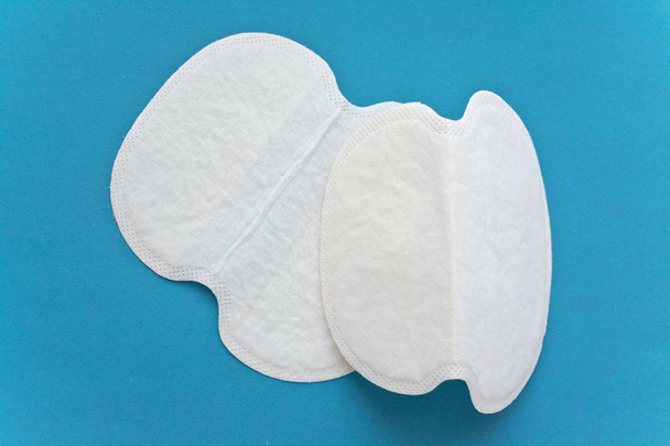 Полоска или подушечки от пота для подмышки. Как защитить одежду от пятна пота. Безопасная защита от пота на ткани
 - Фото, изображение