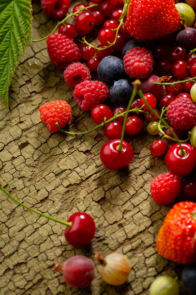 Berries on wooden background - Foto, Imagem