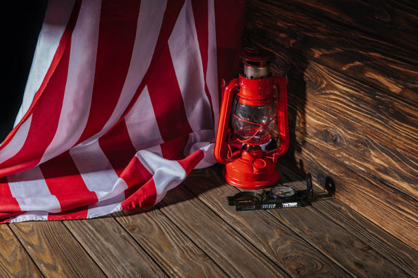 アメリカの国旗、赤い提灯、木製の表面にコンパス  - 写真・画像