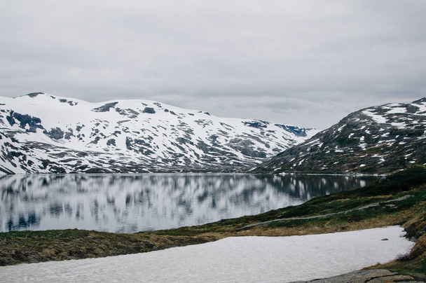 Lake djupvatnet in der Nähe des Berges dalsnibba und des Geirangerfjords in Norwegen. Reise nach Norwegen - Foto, Bild
