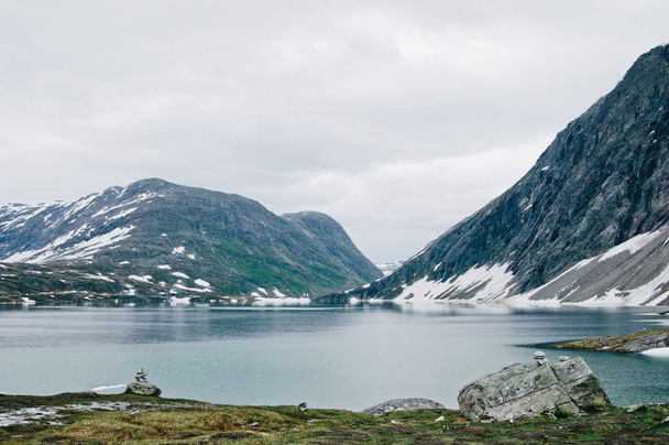 Lake djupvatnet in der Nähe des Berges dalsnibba und des Geirangerfjords in Norwegen. Reise nach Norwegen - Foto, Bild
