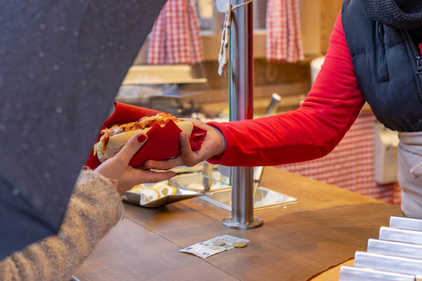 sanduíche de fast food no mercado de natal estol no mês de advento dezembro na alemanha
 - Foto, Imagem