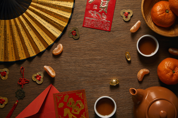 vista superior de la composición de año nuevo chino en la mesa de madera
  - Foto, Imagen