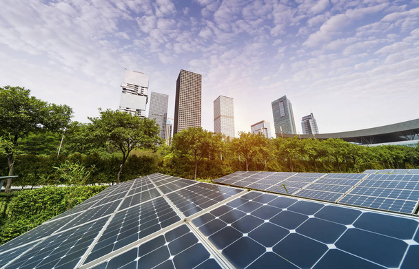 Ekologická energie obnovitelná solární panelová elektrárna s městskou krajinou - Fotografie, Obrázek