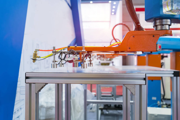 roboty i pneumatyczne tłokowe sucker jednostki na maszyny przemysłowe, Automatyzacja produkcji fabryki sprężonego powietrza - Zdjęcie, obraz