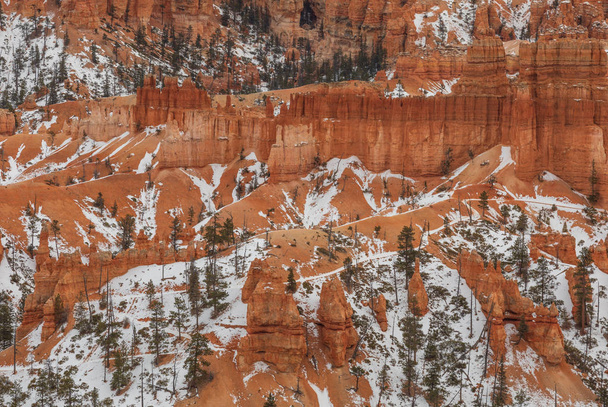 το γραφικό τοπίο της εθνικό πάρκο Bryce Canyon Γιούτα το χειμώνα - Φωτογραφία, εικόνα