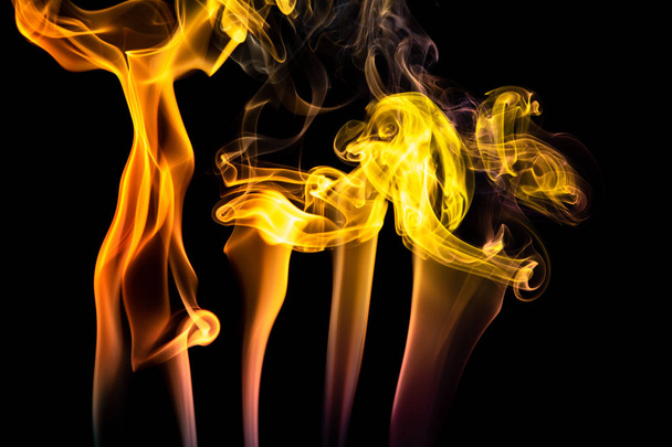 Fumée colorée de bâton d'incence isolé à fond noir
 - Photo, image