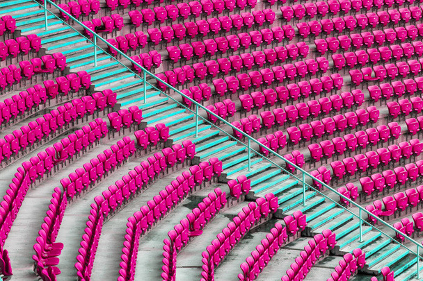 Svuotare vecchie sedie di plastica negli stand dello stadio. Molti posti vuoti per gli spettatori sugli spalti. Sedie vuote in plastica, sedili per tifosi di calcio. Tribune, gioco senza spettatori
 - Foto, immagini