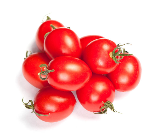Groep van verse cherry tomaten geïsoleerd op witte achtergrond - Foto, afbeelding
