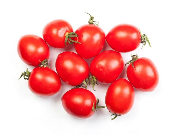 Groep van verse cherry tomaten geïsoleerd op witte achtergrond - Foto, afbeelding