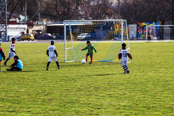 ODESSA, UKRAINE 0 1 de abril de 2018: Treinamento de jogo esportivo para crianças pequenas. Futebol jogo de futebol para crianças. Jovens jogadores de futebol em uniforme de clube de esportes, correndo e jogando futebol
 - Foto, Imagem
