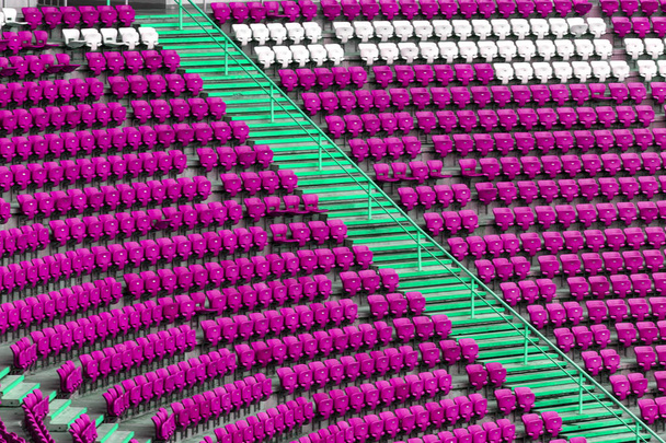 Svuotare vecchie sedie di plastica negli stand dello stadio. Molti posti vuoti per gli spettatori sugli spalti. Sedie vuote in plastica, sedili per tifosi di calcio. Tribune, gioco senza spettatori
 - Foto, immagini