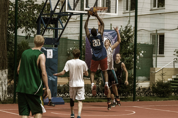 Odessa, Ukraina - 28 lipca 2018: Młodzieży grać w koszykówkę podczas mistrzostw streetball 3 x 3. Młodzi ludzie grać ulicznej koszykówki na miasto otwarte boisko sportowe. Streetball - ulica kultur - Zdjęcie, obraz