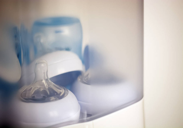 tetinas y biberones dentro de un esterilizador de vapor. Equipo para bebés recién nacidos
 - Foto, imagen