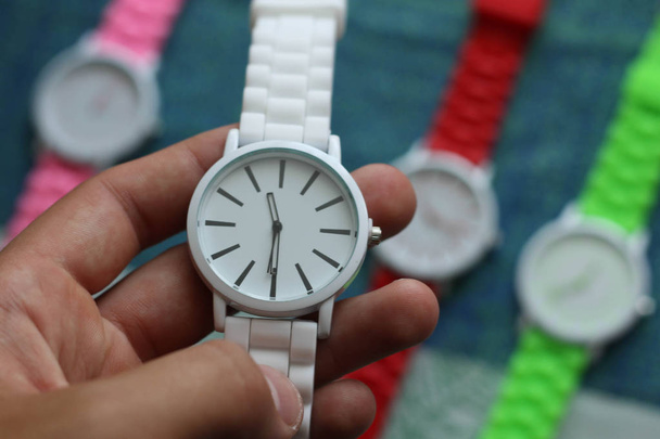 Многоцветные наручные часы
 - Фото, изображение