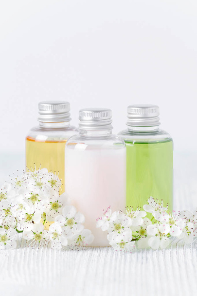 natural cosmetic bottles with fresh flowers, toiletries, hygiene products - Foto, immagini