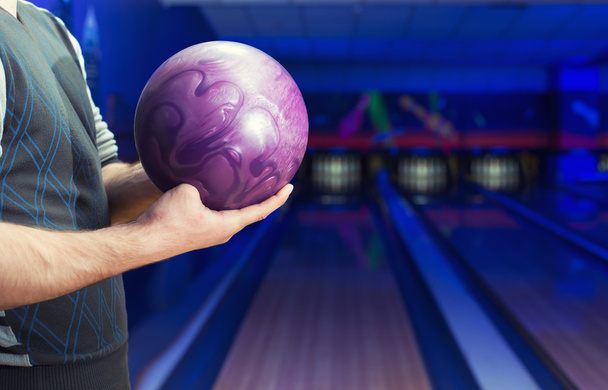 man met bowling bal - Foto, afbeelding