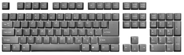 hebräische Tastatur. Ansicht der Tasten von oben, von einer schwarzen klassischen Desktop-Tastatur, isoliert auf weiß. vollständiges Alphabet und Zahlen. hochauflösendes Bild. Schneidpfad inklusive. - Foto, Bild