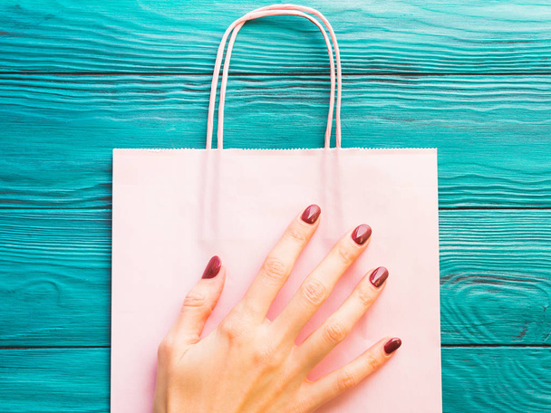 Rózsaszín bevásárló táska, zöld háttér - Fotó, kép
