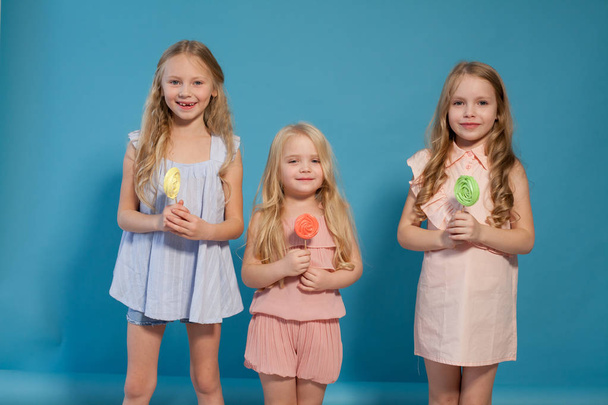 tre bambine ragazza mangiato dolce caramella lecca-lecca su un bastone
 - Foto, immagini