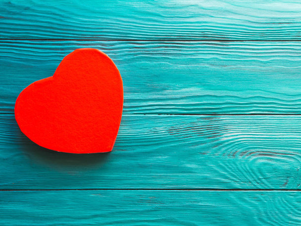 Červené srdce tvar krabičky na dřevěné pozadí - Fotografie, Obrázek