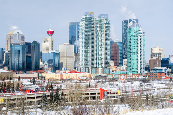 Näkymä Calgary Skyline aurinkoisena talviaamuna. Calgary, AB, Kanada
. - Valokuva, kuva