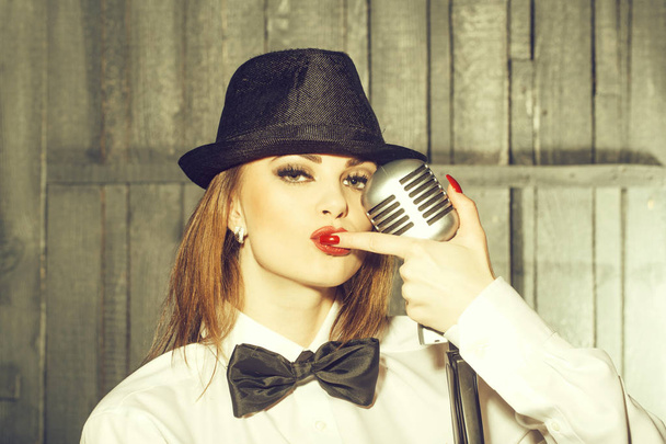 retro woman singing into microphone - Fotografie, Obrázek