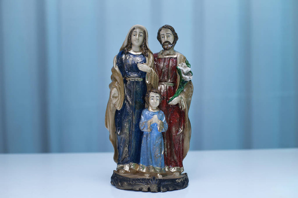 Standbeeld van het beeld van de Heilige familie - Heilige Drievuldigheid - beelden van de katholieke godsdienst - Foto, afbeelding