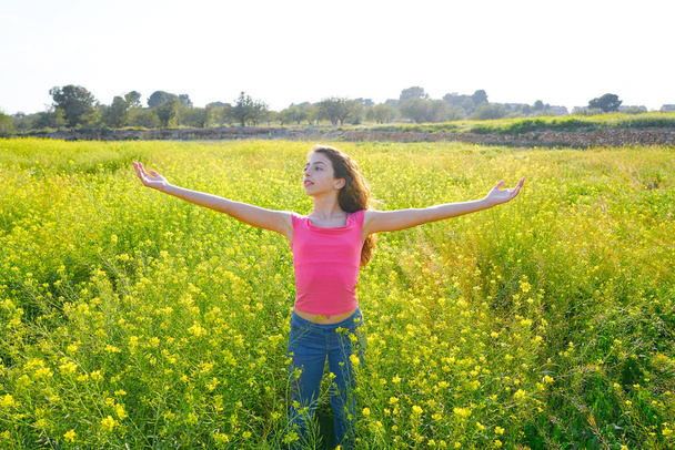 otwartymi ramionami szczęśliwy teen dziewczyna w wiosna łąka brunetka - Zdjęcie, obraz