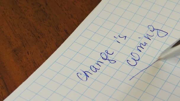 Női kéz írja egy motivációs felirat papíron. Közeleg a változás. - Felvétel, videó