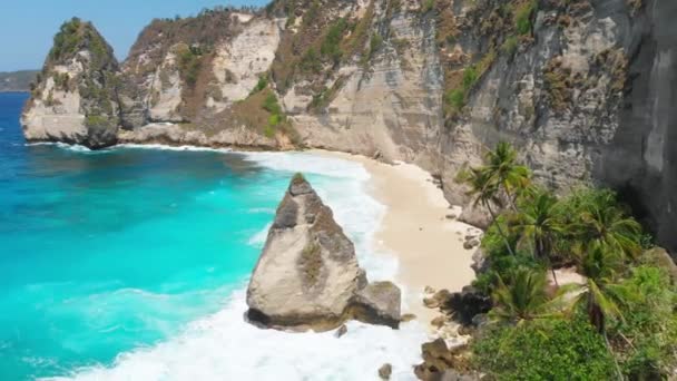 Diamond beach met rotsachtige klip op Nusa Penida Island. Luchtfoto drone weergave tropisch landschap - Video