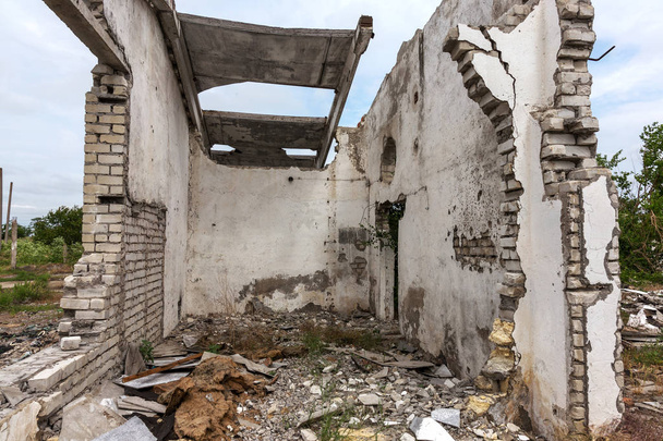 Εσωτερικό των κατεστραμμένων κτιρίων του παλαιού εργοστασίου. ερείπια του μια βιομηχανική επιχείρηση, σκούρο θραύσματα κατέστρεψαν εγκαταστάσεις του εργοστασίου στο εργοστάσιο ως αποτέλεσμα της οικονομικής κρίσης κατακόμβες, υπόγειο, σήραγγα - Φωτογραφία, εικόνα