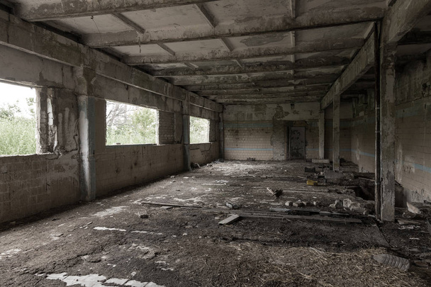 Wnętrze zniszczone budynki dawnej fabryki. ruiny przedsiębiorstwa przemysłowego, ciemne fragmenty zniszczone zabudowania fabryki w zakładzie w wyniku kryzysu gospodarczego katakumby, piwnicy, tunel - Zdjęcie, obraz