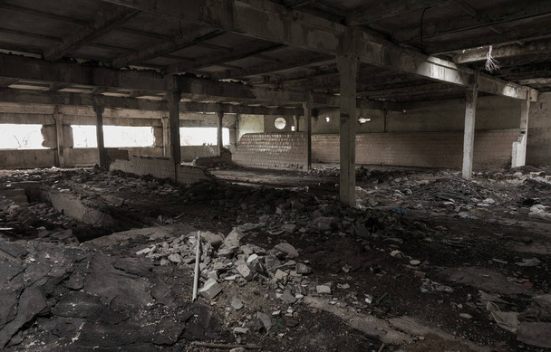 Wnętrze zniszczone budynki dawnej fabryki. ruiny przedsiębiorstwa przemysłowego, ciemne fragmenty zniszczone zabudowania fabryki w zakładzie w wyniku kryzysu gospodarczego katakumby, piwnicy, tunel - Zdjęcie, obraz