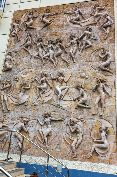 Un vieux bas-relief avec des danseurs de l'époque de l'URSS du 20ème siècle a été conservé en réparation de la façade de l'ancien bâtiment hôtelier, Anapa, Russie. Ancien bas-relief sur la façade du bâtiment
 - Photo, image