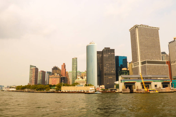 Панорамный вид центра Манхэттена над рекой Гудзон под голубым небом, Нью-Йорк, США
 - Фото, изображение