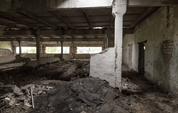 Innenraum der zerstörten Gebäude der alten Fabrik. Ruinen eines Industrieunternehmens, dunkle Fragmente zerstörten Werksgelände infolge der Wirtschaftskrise Katakomben, Keller, Tunnel - Foto, Bild