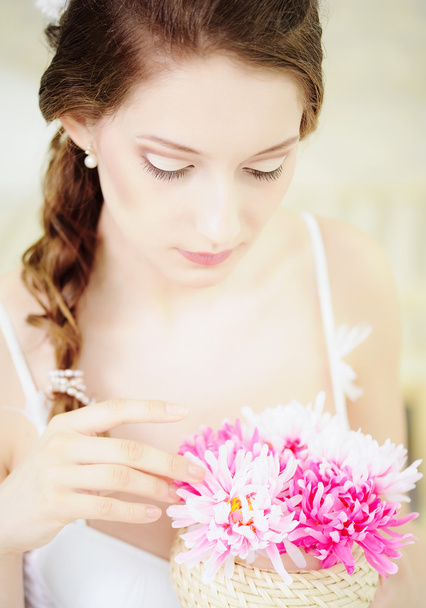 Young Woman with bouquet of chrysanthemum - Zdjęcie, obraz