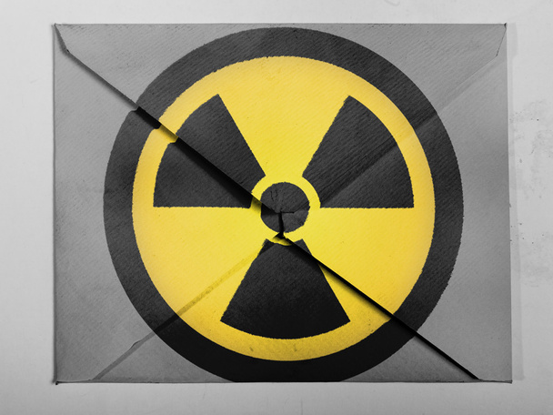 Symbole de rayonnement nucléaire peint sur enveloppe grise
 - Photo, image