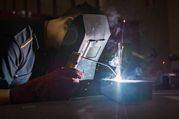 trabalhador soldador no trabalho numa empresa metalúrgica
 - Foto, Imagem