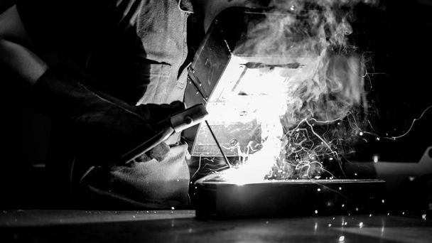 Kaynakçı işçi iş başında-metal işleme-Şirket - Fotoğraf, Görsel