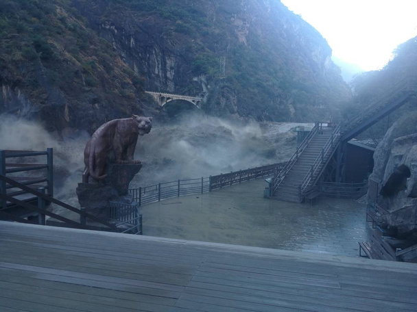 Paesaggio della gola di salto della tigre o Hutiaoxia punto panoramico lungo il fiume Jinsha dopo l'arrivo di grandi volumi d'acqua da un lago creato da frane al confine della provincia del Sichuan e la regione autonoma del Tibet nella città di Shangri-La, L
 - Foto, immagini