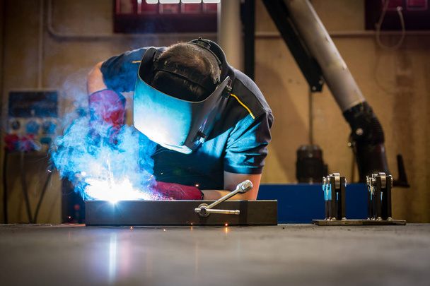 trabajador soldador en el trabajo en una empresa metalúrgica
 - Foto, Imagen